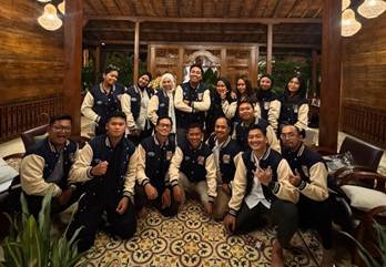 Sebuah gambar berisi pakaian, dalam ruangan, plafon, orang

Konten yang dihasilkan AI mungkin salah.