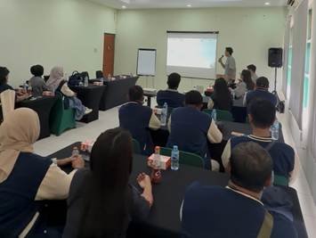 Sebuah gambar berisi dalam ruangan, orang, pakaian, Gedung pertemuan

Konten yang dihasilkan AI mungkin salah.