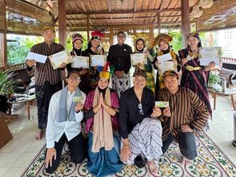 Sebuah gambar berisi pakaian, orang, senyum, Wajah manusia

Konten yang dihasilkan AI mungkin salah.